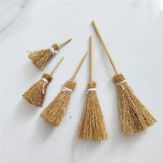 5Pcs/Bag Scene Mini Witch Broom Craft Ornaments Witch Tool Witch Straw Brooms Kitchen Garden Miniature Broom Party Decoration