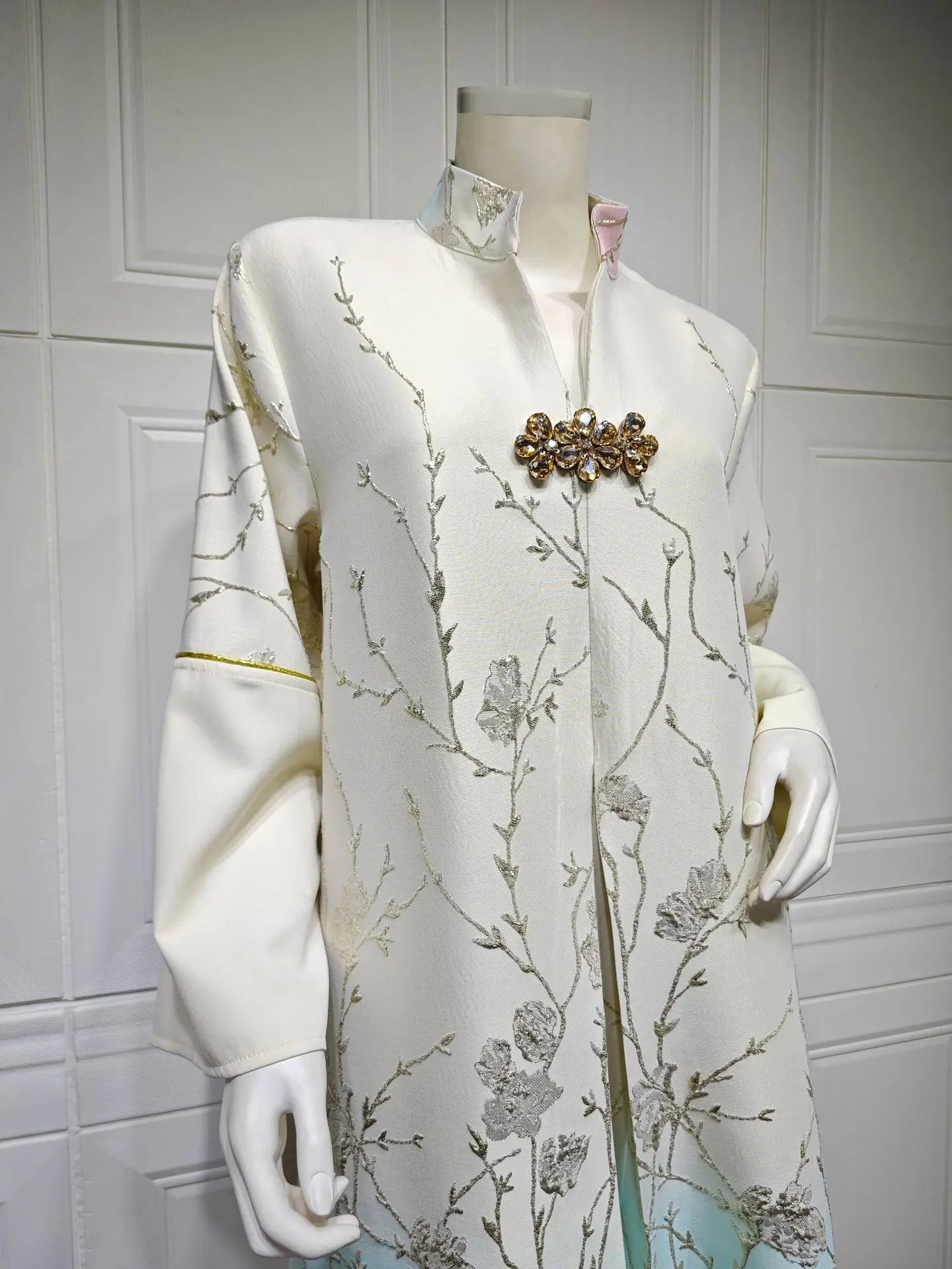 Gradient Grace – The Jacquard Homewear Kaftan for the Arab Woman in America