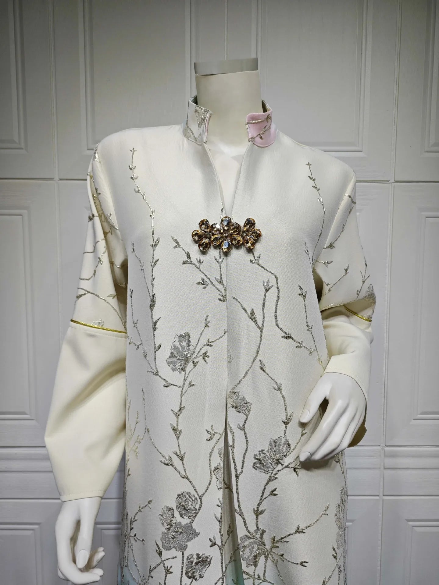 Gradient Grace – The Jacquard Homewear Kaftan for the Arab Woman in America