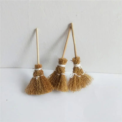 5Pcs/Bag Scene Mini Witch Broom Craft Ornaments Witch Tool Witch Straw Brooms Kitchen Garden Miniature Broom Party Decoration