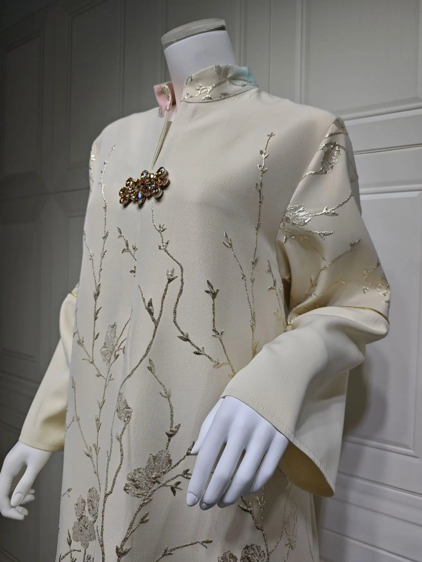 Gradient Grace – The Jacquard Homewear Kaftan for the Arab Woman in America