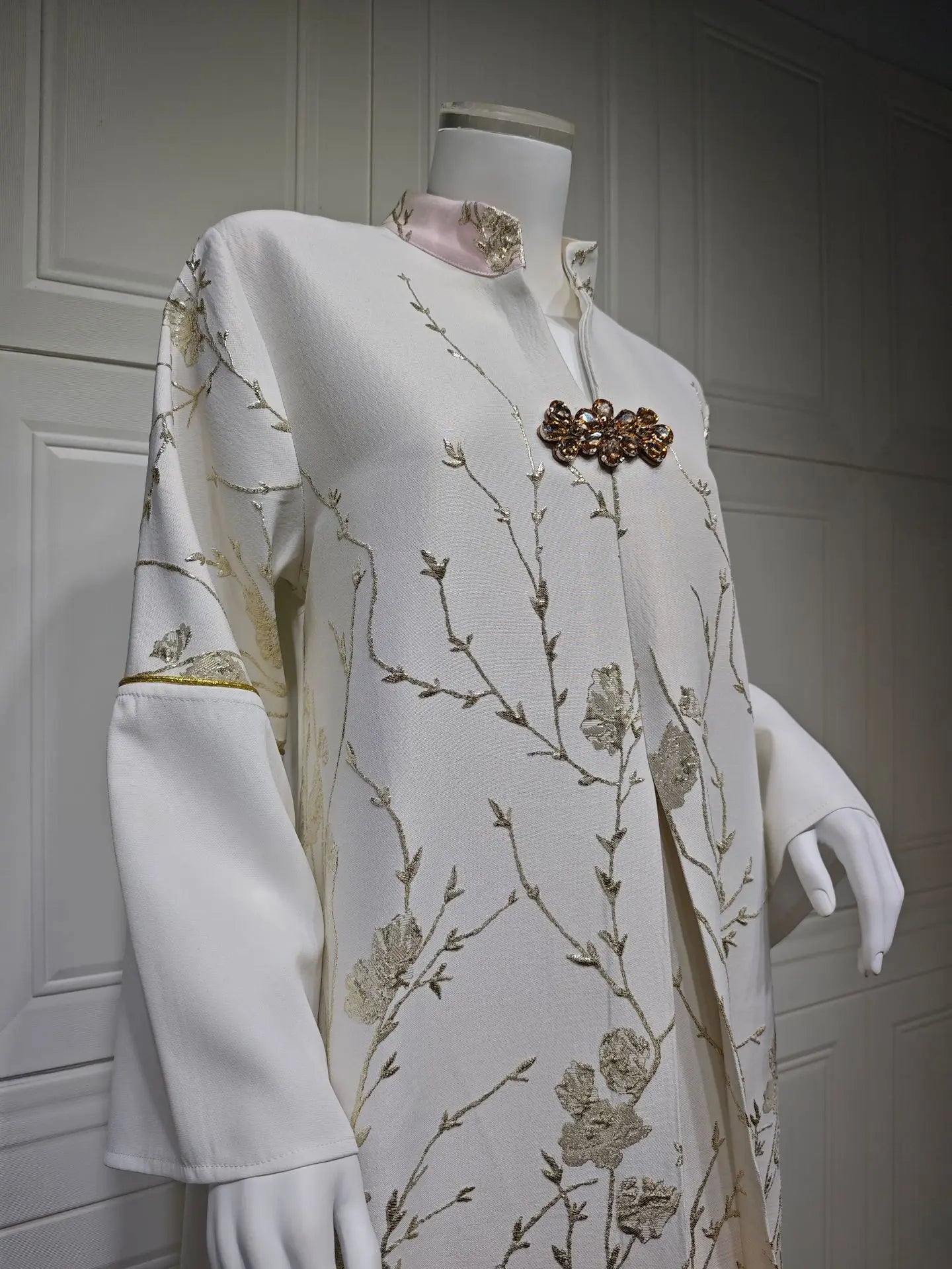 Gradient Grace – The Jacquard Homewear Kaftan for the Arab Woman in America