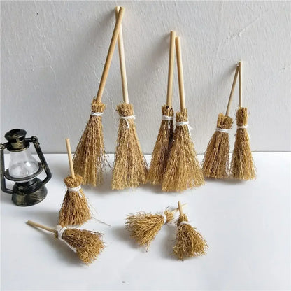 5Pcs/Bag Scene Mini Witch Broom Craft Ornaments Witch Tool Witch Straw Brooms Kitchen Garden Miniature Broom Party Decoration