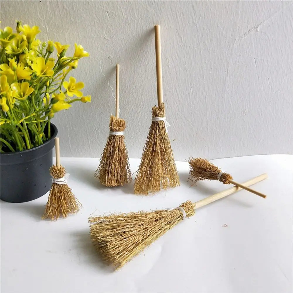 5Pcs/Bag Scene Mini Witch Broom Craft Ornaments Witch Tool Witch Straw Brooms Kitchen Garden Miniature Broom Party Decoration