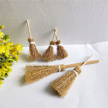5Pcs/Bag Scene Mini Witch Broom Craft Ornaments Witch Tool Witch Straw Brooms Kitchen Garden Miniature Broom Party Decoration