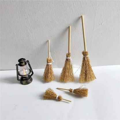 5Pcs/Bag Scene Mini Witch Broom Craft Ornaments Witch Tool Witch Straw Brooms Kitchen Garden Miniature Broom Party Decoration