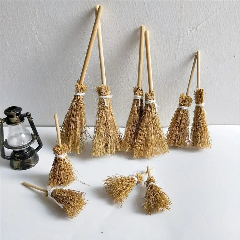 5Pcs/Bag Scene Mini Witch Broom Craft Ornaments Witch Tool Witch Straw Brooms Kitchen Garden Miniature Broom Party Decoration