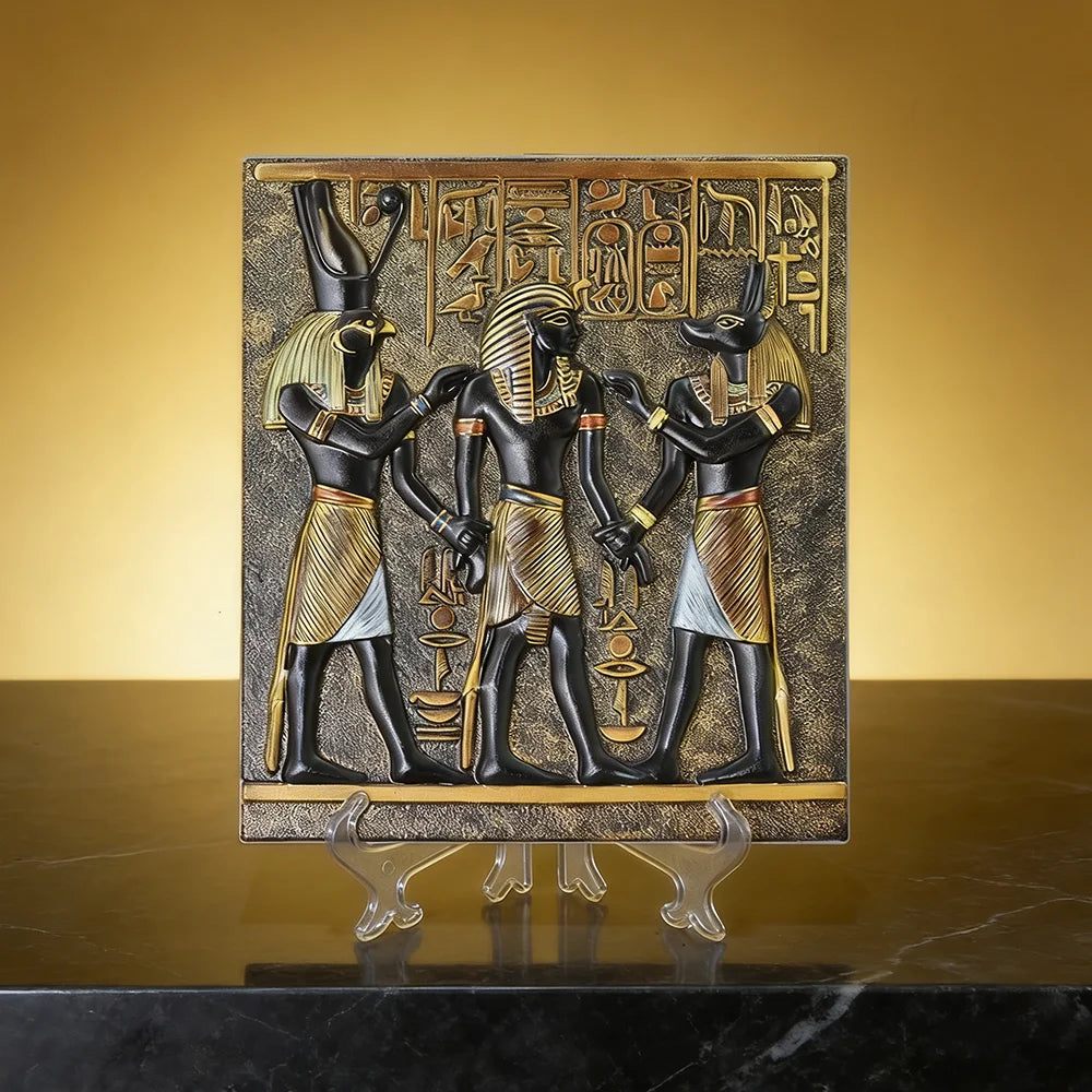 Pharaoh Circular Relief Plaque – 20cm Egyptian Pyramid Resin Desktop Decor