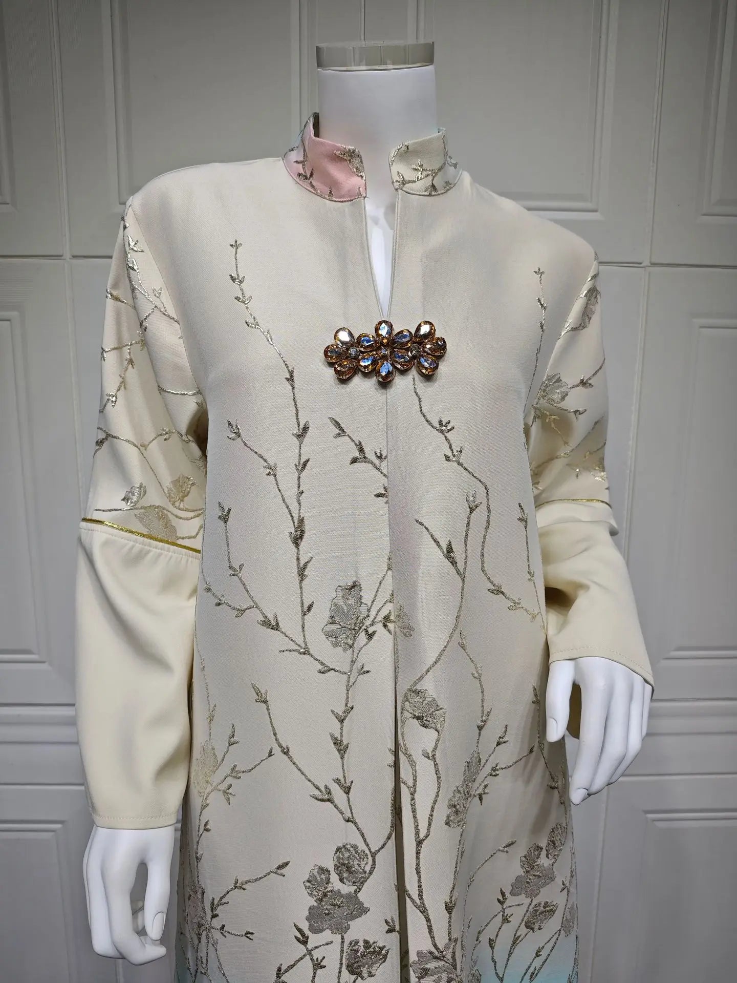 Gradient Grace – The Jacquard Homewear Kaftan for the Arab Woman in America